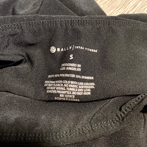 โ ๏ธ๐ฅโผ๏ธ๐
๐๐๐ ๐๐๐-๐๐โผ๏ธ๐ฅโ ๏ธ BALLY || Black + Purple Leggings | Size Small - Picture 4 of 11